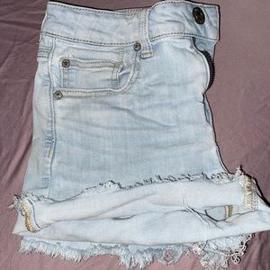Women’s American eagle size 6 short mid shorts. Good condition bit of piling